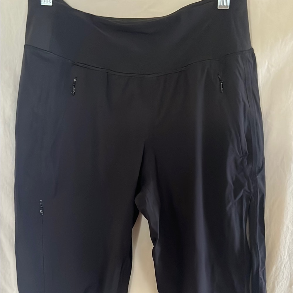 Lululemon CA 35801 RN 106259 
Lightweight pant with vent and button cuffs